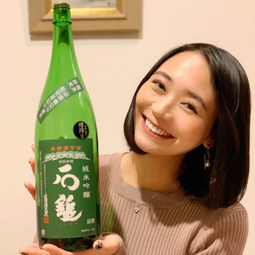 緑川静香さんのインスタグラム写真 - (緑川静香Instagram)「【しーたん日本酒録】﻿ ﻿ 石鎚酒造@愛媛﻿ 石鎚 純米吟醸 緑ラベル 槽搾り﻿ ﻿ 蔵元さん一押しの石鎚を代表する食中酒。﻿ ﻿ マスクがどこにも売ってなくて悲しみにくれ混乱しそうになったらトマトの冷製パスタで冷静さを取り戻す時にどうかご一緒してください。﻿ ﻿ #しーたん日本酒録 #唎酒師 #日本酒女子#日本酒 #愛媛 #石鎚酒造 #石鎚 #槽搾り #純米吟醸 #sake #sakestagram #sakebottle #일본술 ﻿ #落ち着いた香り﻿ #ほのかな酸が食中酒として最適﻿ #輪郭のある味わい﻿ #キレ良き﻿ #3杯目から旨くなる酒造り﻿ #自家培養酵母KA-1﻿」2月12日 20時10分 - midorikawa_shizuka