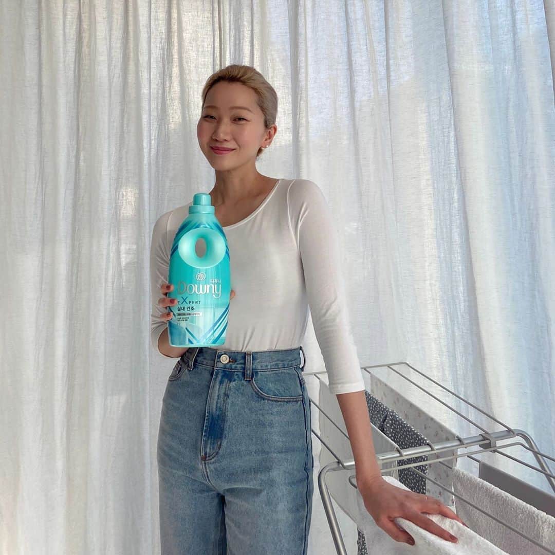 チャン・ユンジュのインスタグラム：「비오는 오늘 하루 어떻게 보내셨어요. ☔️ 이렇게 비오는 날엔 더더욱 세탁을 했는데도  옷에서 꿉꿉한 냄새가 나죠?  그게 세균으로 인해 발생한 냄새래요.  냄새를 향기로 덮는게 아니라 냄새 중화 기술로 제거하는. 다우니 엑스퍼트 섬유유연제!!!! 다우니 모델인 제가 추천합니다. 🥰 . #빨래냄새제거  #굿바이빨래냄새  #세균으로인한냄새제거 #다우니제공 @downy_korea」