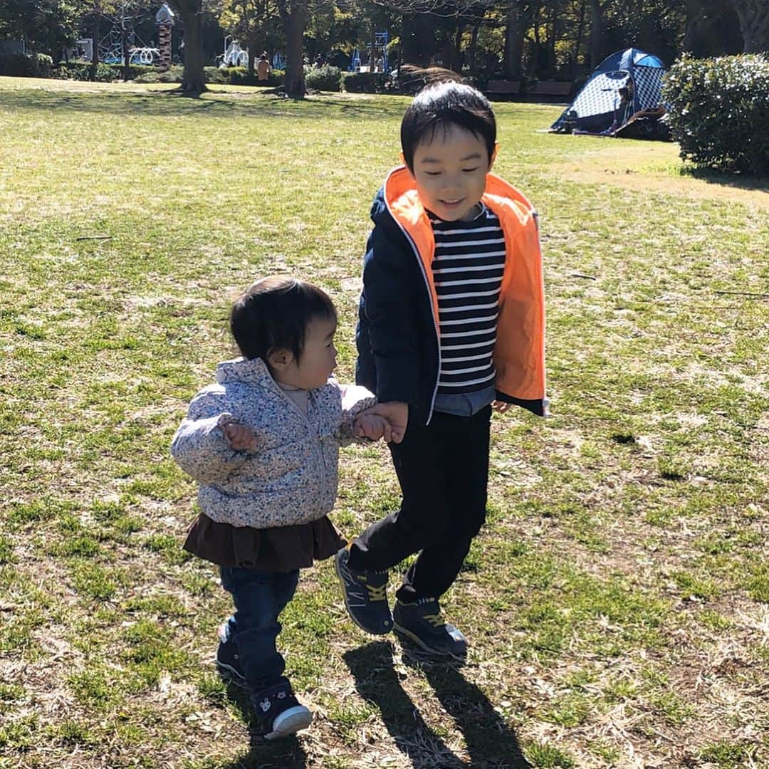 makikoさんのインスタグラム写真 - (makikoInstagram)「❤︎ 子ども同士で手繋いで歩いてるだけでなんかほのぼのする☺️🍀 ．  コケてもただでは起き上がらないことちゃん🐥 ．  コケついでに棒ゲットして落書き開始（笑）😂 ．  #公園 #遊具遊びはことちゃんの方が積極的 #エイトはどんぐり転がしばっか #遊具誘ってもすぐ断られる #1歳 #生後17ヶ月 #4歳 #兄妹 #親バカ部」2月12日 20時12分 - batako93