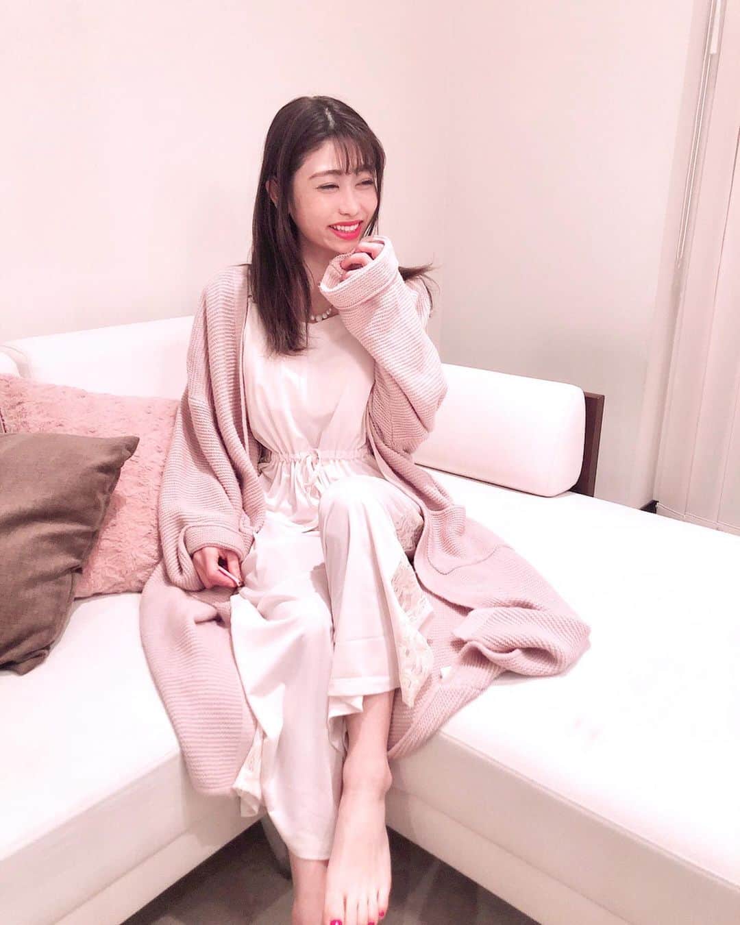 のインスタグラム：「ニュールームウエア﻿ 今着てるのが毛だまってしまってたの😭💓﻿ サテン生地でなんか上品じゃない💗💗？﻿ ﻿ サイドにレースがついてて﻿ 透け透けなの😍﻿ ﻿ きゃー🤣💋﻿ セクシー💗💗﻿ ﻿ ﻿ これがいいのがパッド付きだからノンストレスなの😭♥️﻿ ﻿ 楽チン+可愛さ +着心地の良い+気分が上がるのがいいよね💓💓﻿ ﻿ ﻿ @sisroom_editor さんの^_^﻿ ﻿ ﻿ さらさら素材とシースルーレース﻿ のsexyデザインがまたテンション上がる😂💗﻿ ﻿ 寝る時間って長いからいいのつかいたいよね💕👉﻿ ﻿ ﻿ ﻿ ﻿ ﻿ ﻿ ﻿ #welinalicoルームウェア #ルームウェ #roomwear #sisroom #ウェリナリコルームウェア #welinalicoルームウェア #roomwear #部屋着 #リラックスウェア #迫田里奈 #りなぽよ #おしゃれ #可愛い部屋着 #sisroom #sexy #オシャレな部屋着 #ファッション好きな人と繋がりたい #パジャマ #パジャマパーティー #パジャマ女子会 #部屋着コーデ #お洒落部屋着 #部屋着女子﻿ #部屋着生活 #パジャマ女子 #パジャマコーデ #パジャマ姿 #可愛いパジャマ #パジャマパンツ #オールインワンパジャマ﻿ ﻿ ﻿」