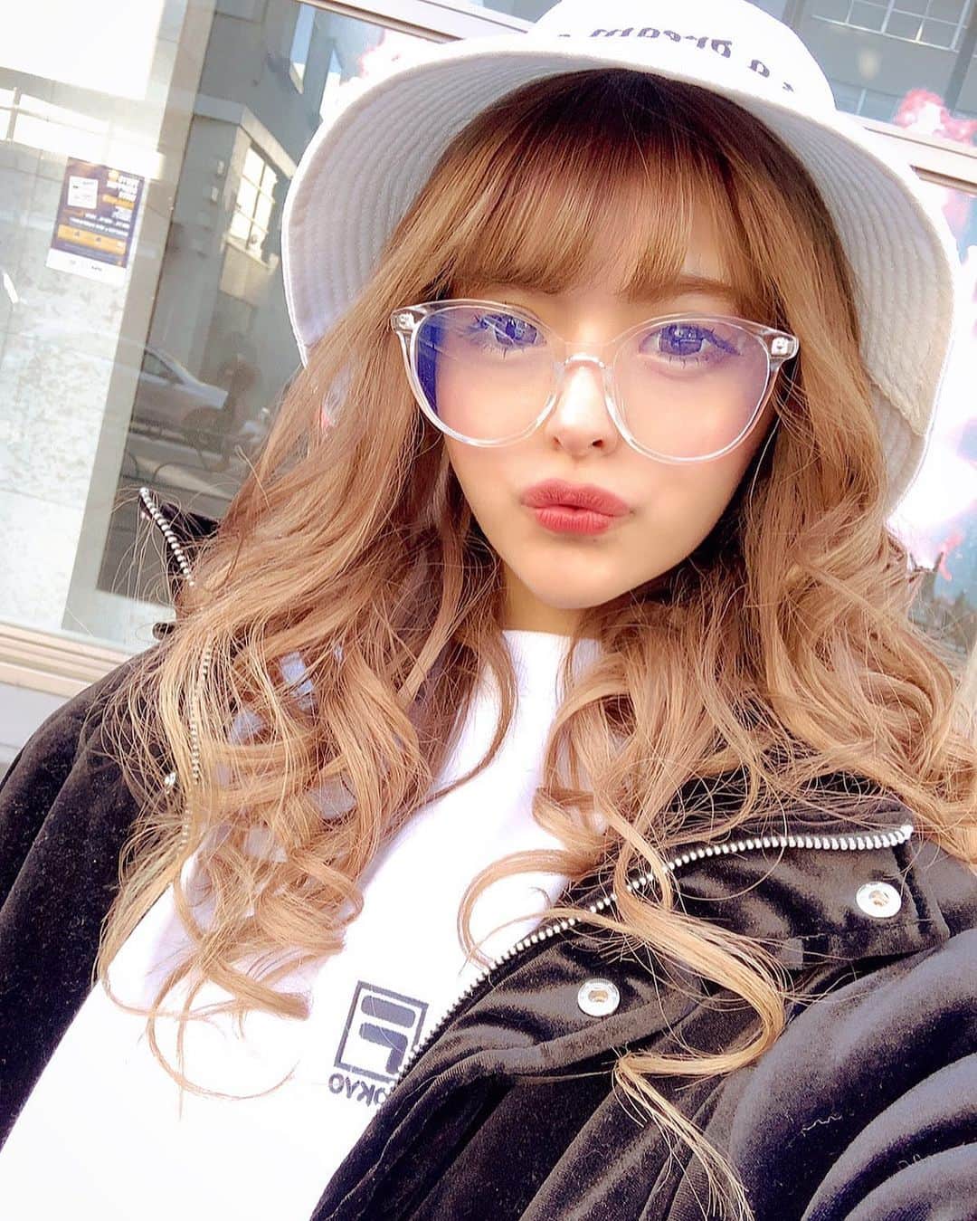 アンジェリカのインスタグラム：「🥽❤︎❤︎ . 珍しい感じ？？🤫💚💚 こんな感じもたまにはいいね〜🥱💛 Spinns撮影の時のだよ〜‼︎ 自撮り続きでごめね笑　🕷🕷🦎 . #spinns #ファッション #コーデ #メガネ #だてめがね #バケハ」