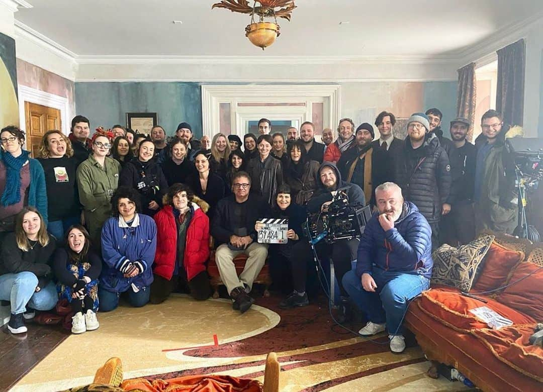 ディアナ・アグロンさんのインスタグラム写真 - (ディアナ・アグロンInstagram)「And that’s a wrap! 🙌🏼 Beyond proud of this group. What a stellar, incredibly talented cast & crew. I’m really gonna miss coming to work with this Laureate fam.」2月12日 20時22分 - diannaagron