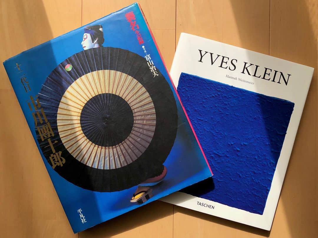 中山美香さんのインスタグラム写真 - (中山美香Instagram)「好きな青。 . . . #歌舞伎 #市川團十郎 #十二代目市川團十郎 #本 #yvesklein #internationalkleinblue  #book #libre #blue #bleu #kabuki」2月12日 20時23分 - mika5nakayama
