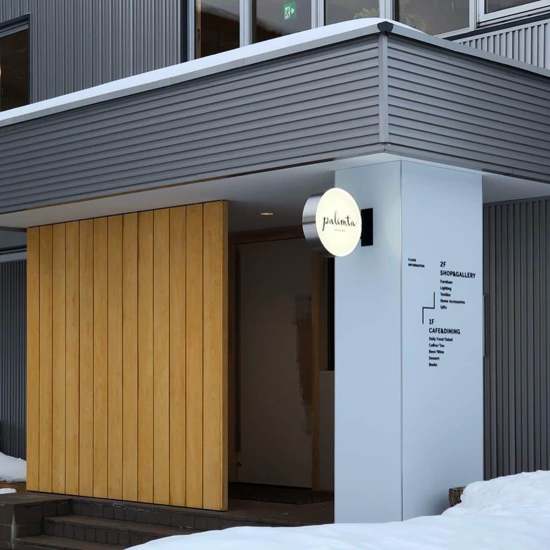 進藤やす子さんのインスタグラム写真 - (進藤やす子Instagram)「✳︎ 家具の街、旭川。 . ...ということで、#旭川家具 の様々なメーカー＆工房の商品が一堂に会する『旭川デザインセンター』に行ってきました✨ . 3/29までは HYGGE-デンマークに学ぶ、豊かな冬の過ごし方- （ヒュッゲはデンマーク語で"温かく心地よい時間や空間"） という展示が開催中で、動画は"旭川家具で創るヒュッゲな時間"というパート。 . 旭川駅構内の『ステーションギャラリー』で開催している"家具のメダリストたち"という展示を観てから行ったんですが、より理解が深まって良かったです。 . ちなみに、デザインセンターに隣接する『パレンタ』（写真9、10枚目）も素敵なカフェ＆ダイニングで、ゆっくりするのにオススメ☕️ . . #旭川デザインセンター #家具の街 #旭川 #HYGGE #animalstool #可愛い #進藤やす子の欲ばり週末旅」2月12日 20時33分 - yasukoshindo