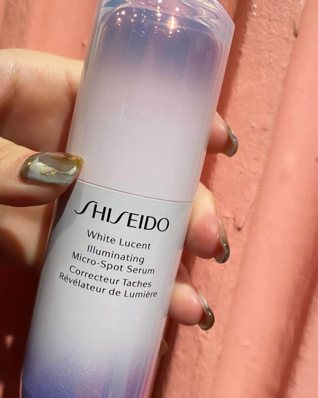 夏焼雅さんのインスタグラム写真 - (夏焼雅Instagram)「#みやコスレポ　@shiseido﻿ SHISEIDOから2月1日に発売されたばかりの薬用美白美容液「SHISEIDO ホワイトルーセント イルミネーティング マイクロS セラム」のご紹介です🍑💕﻿ ﻿ SHISIEDOが26年もの時間をかけて開発した美白有効成分配合の美容液で二十代〜大人の女性達におすすめです💖﻿ ﻿ point﻿ ・肌にメラニンが溜まる前に多面的にアプローチし、メラニンを生成する引き金を複数ステップでブロック‼︎﻿ ・メラニンの生成を抑え、シミ・そばかすを防いでくれる🧖🏼‍♀️✨✨✨﻿ ✴︎ベタつかずしっとりなめらかなテクスチャーが肌によくなじみます🌿﻿ ✴︎真っ白という今までの美白ではなく、血色感・透明感のあるSAKURAブライト肌へと導いてくれます🍑﻿ ﻿ ここ最近の私はずっと寝込んでいたので、お肌の調子もあまり良くなくて。。。💭﻿ まずは血色感、透明感を取り戻す為にもSHISEIDOさんのセラムに頼りたいと思います🥰💗💗💗﻿ ﻿ #shiseidoginzatokyo﻿ #SAKURAブライト﻿ #PR﻿ ﻿ #みやコス ﻿」2月12日 20時27分 - miyaaa0825