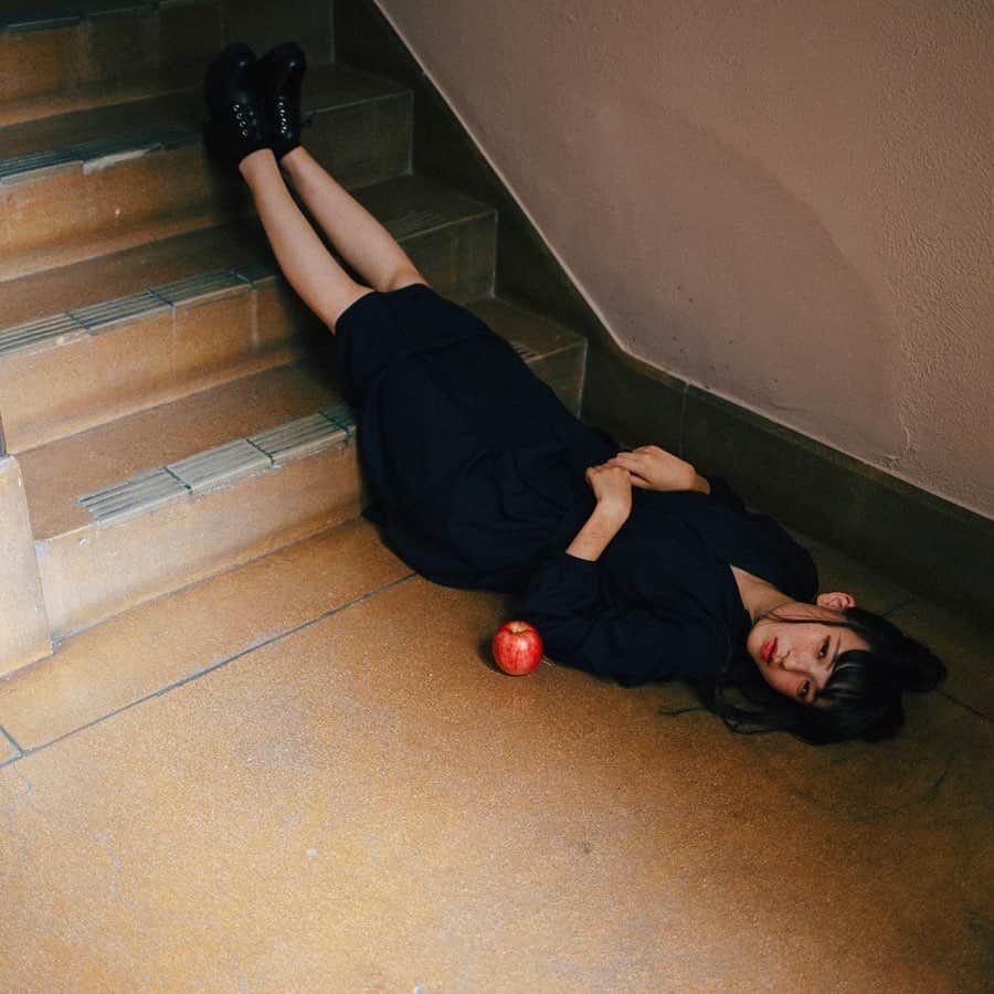 hiderin777のインスタグラム：「🍎 . . . . 或る日、おどり場 . . . Shot of @ringostar.desu . . .  #portrait #portraitphotography #portraitmood #portrait_perfection #portraitpage #portrait_vision #portrait_shots #portrait_ig #portraits #japan_of_insta #japan_daytime_view #igersjp #ig_japan #lovers_nippon #japantrip #tokyocameraclub #ファインダー越しの私の世界 #写真好きな人と繋がりたい #instagramjapan #ig_japan #indies_gram #team_jp_ #ファインダー越しの私の世界 #写真撮ってる人と繋がりたい #vsco #curbonjp #HUEART_life #reco_ig #indy_photolife」
