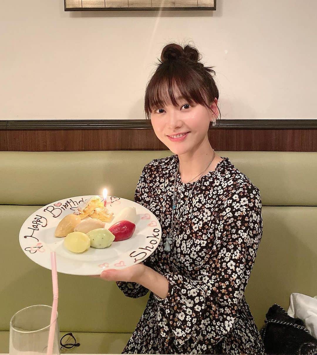 葉月祥子のインスタグラム：「今年も、大好きな🍀身体に優しいフレンチレストラン「ル・ヴォータン」で誕生日会を🥰🍽🌈﻿ ﻿ 沢山笑って、沢山食べて、プレゼントまで頂き、おかげ様で、幸せな誕生日を過ごすことができました🎂🎊💐﻿ ﻿ 皆様からのコメント読ませて頂きました💕ありがとうございます😂💓心を込めて、ひとつひとつお返しさせて頂きます🥰本当に嬉しかった☺️💐﻿ ﻿ 3３歳になりました🥰﻿ ﻿ ゾロ目が嬉しくて、謎の33さいポーズ🤗✨﻿ ﻿ 幅広い役を出来るように、これからも柔軟に生きていきたいです♪﻿ ﻿ これからもよろしくお願いします☺️💓﻿ ﻿ #誕生日 #変わらないものが好き #身体に優しいレストラン  #美味しいお野菜 #無添加 #natural #naturalrestaurant  #谷中銀座 #レストラン #ルヴォータン #やなか音楽ホール #目の前 #happybirthday #葉月祥子」
