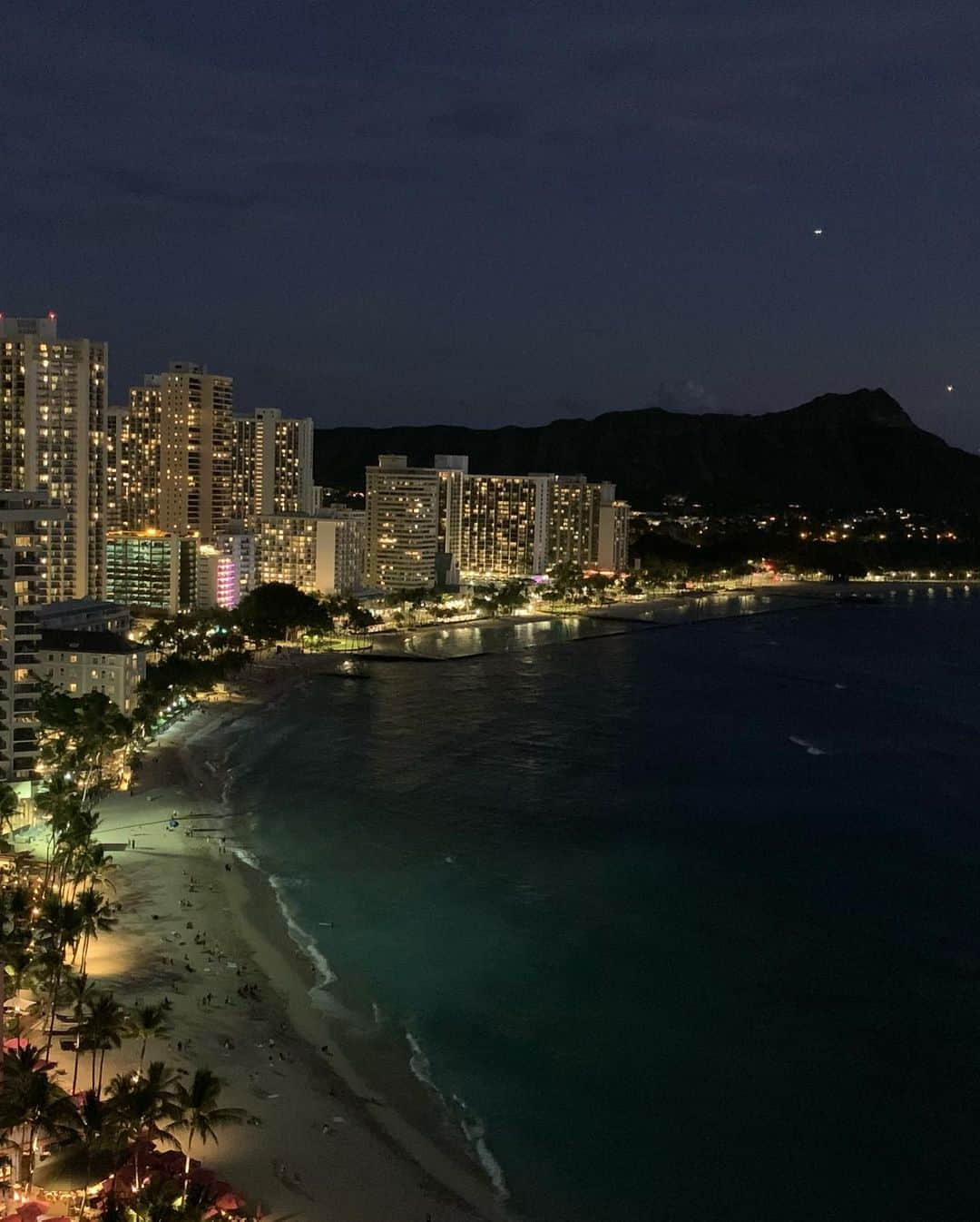 間瀬ゆきさんのインスタグラム写真 - (間瀬ゆきInstagram)「シェラトンからの景色は 夜も最高でした💙  #sheraton #sheratonwaikiki #シェラトン #シェラトンワイキキ #waikikibeach #waikiki #ワイキキビーチ #ワイキキ #ハワイ子育て #ハワイ育児 #ハワイ出産 #ハワイ移住 #子連れハワイ #生後5ヶ月 #2019年8月生まれ #8月生まれ #男の子ママ #新米ママ #新米ママと繋がりたい #育児記録 #hawaii #ハワイ #hawaiilife #luckywelivehawaii #maseyukihawaii」2月13日 7時46分 - maseyuki