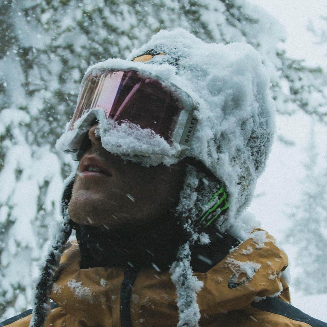 OAKLEYのインスタグラム：「There’s no day like a snow day. @stalesandbech ❄️☃️ #OneObsession」