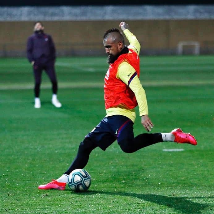 アルトゥーロ・ビダルさんのインスタグラム写真 - (アルトゥーロ・ビダルInstagram)「Entrenamiento!!!💙❤️💪🏽💪🏽🔥🔥」2月13日 6時59分 - kingarturo23oficial