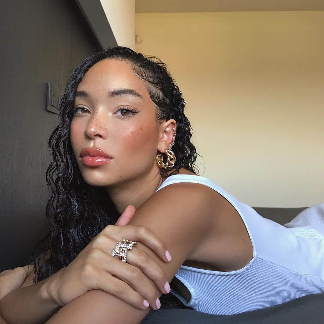 Anastasia Beverly Hillsさんのインスタグラム写真 - (Anastasia Beverly HillsInstagram)「Glowing @alissajanay  Using our Liquid Glow in shade Perla」2月13日 7時04分 - anastasiabeverlyhills