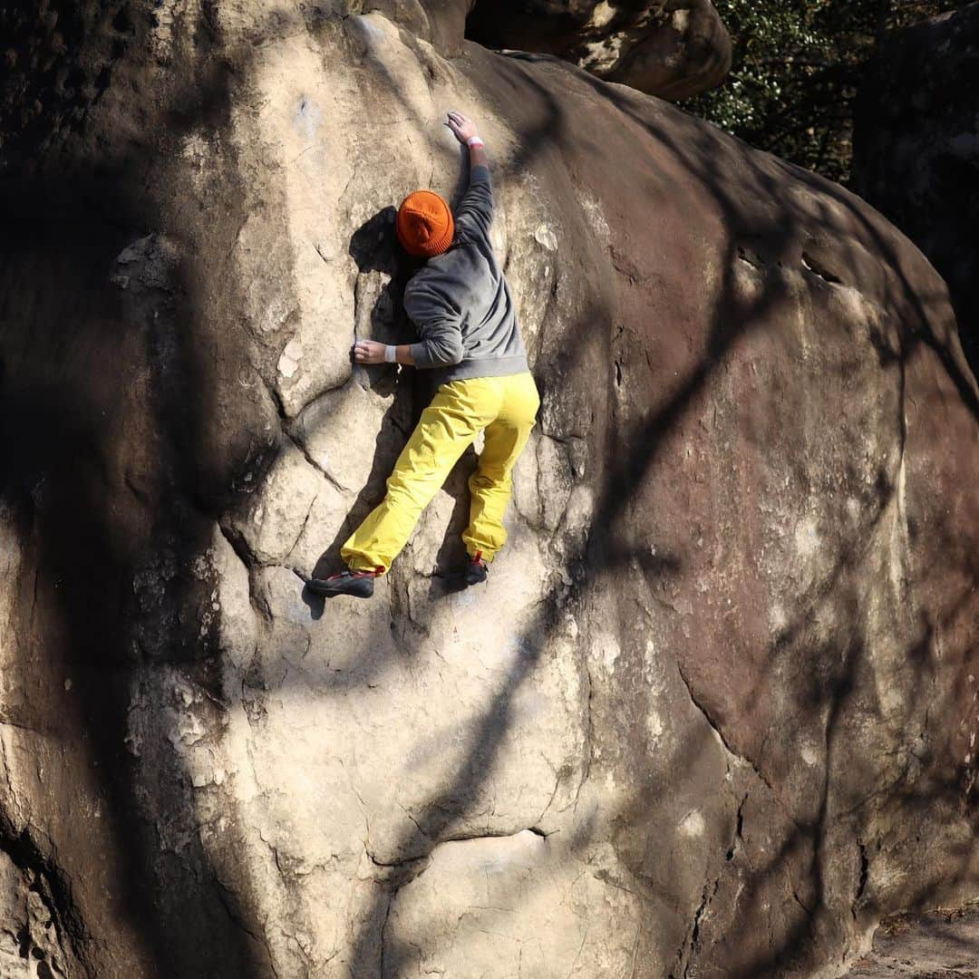 三浦絵里菜のインスタグラム：「2年ぶりの海外ツアーは、Fontainebleau🇫🇷 Day1  Bas Cuvierエリア MarieRose 6a  helicopter 7a Le carnage 7b+  FL 15時半に切り上げて広い広いスーパーにお買い物🥖🍅 ロストしてしまったマットを取りに空港へ✈️ マットがすぐ戻ってきてよかったー🙆‍♀️🙆‍♀️ . 明日からはもっと写真撮ろう。 #fontainebleau  #bascuvier  #フランスパンが美味しい  #チーズも最高 #時差ボケでねむい  #岩の上でも目があいてない」