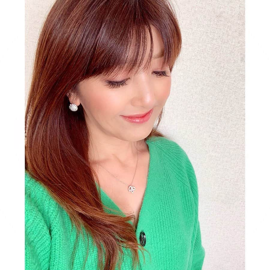 mii_stagramさんのインスタグラム写真 - (mii_stagramInstagram)「💚💚💚 . `•.,¸¸,.•´¯ 𝓜ιⓨ𝐮ⓚ𝓘 ¯`•.,¸¸,.•´ . おはようございます🌞😊🌞 . 首の詰まった服がニガテ 胸元ザックリなのが好み🍀*゜ . 綺麗カラーのVニットに ホワイトゴールドのネックレス✨✨ 主役にも脇役にもなる この主張し過ぎない存在感ﻌﻌﻌﻌ️️♥️ . . . . jewelry💎 @emotion__official ✔ @Emotion__magazine ✔ . . knit🧶 @titivatejp ✔ . . . #ジュエリー#アクセサリー#ネックレス#ラグジュアリー#プチプラ#シルバーアクセ#ホワイトゴールド#コーデ#ファッション#シンプルコーデ #きれいめコーデ #きれいめカジュアル #プチプラコーデ #ママコーデ #40代コーデ #春コーデ#40代ファッション #シンプル#エレガント#大人女子#大人可愛い#ファッション好きな人と繋がりたい #おしゃれさんと繋がりたい #インフルエンサー#PR . `•.,¸¸,.•´¯ 𝓜ιⓨ𝐮ⓚ𝓘 ¯`•.,¸¸,.•´ 見て下さった方 (*´︶`*)♡Thanks!💚💚💚💚💚」2月13日 7時07分 - miyuki.0419.karemari