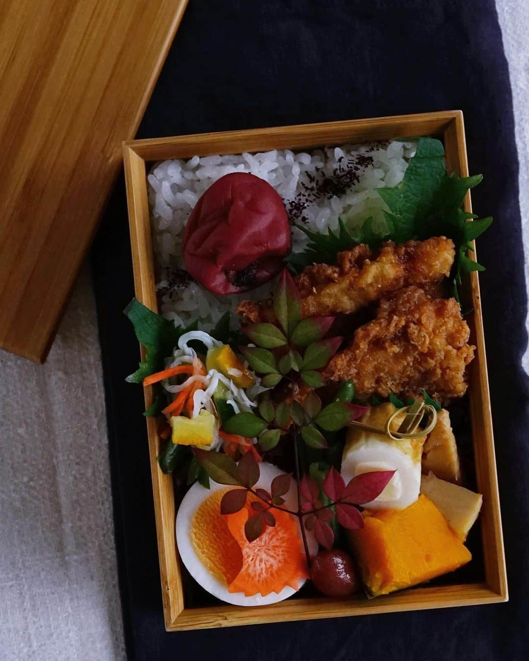 Ryoko Yunokiのインスタグラム：「+ + + Fried chicken bento/フライドチキン弁当 . *rice and umeboshi *fried chicken *dashi-simmered acorn squash and bamboo shoots *chikuwa and cheese *veggies and whitebait salad *hard-boiled eggplant *sweet red beans . ＊ご飯と梅干し ＊フライドチキン ＊南瓜と筍の煮物 ＊竹輪チーズ ＊人参と胡瓜とシラスの和え物 ＊ゆで卵 ＊金時豆の甘煮 + + + #bento #お弁当 #丸の内弁当 #f52grams #公長齋小菅」