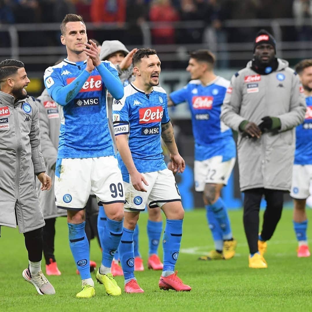 アルカディウシュ・ミリクのインスタグラム：「Vincere fa sempre bene...#forzanapoli  Winning is always a good idea. 😊#forzanapoli」