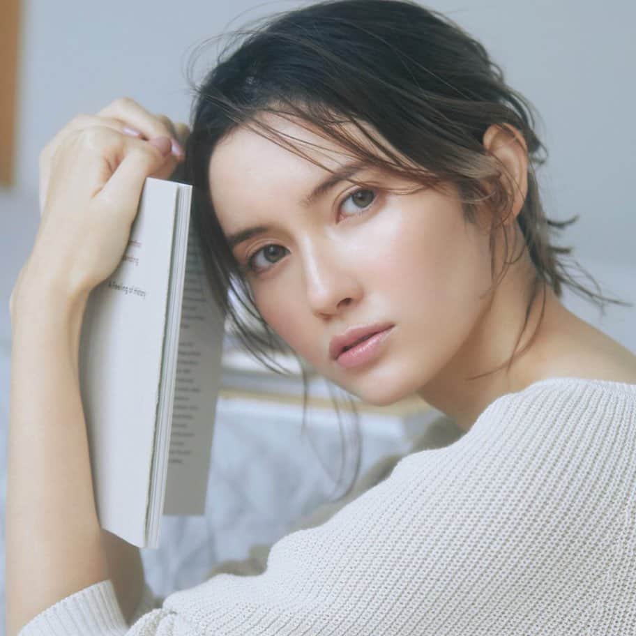 のインスタグラム：「#LEE#3月号 @magazinelee  #市川紗椰 @sayaichikawa.official  #フォトグラファー #嶌原祐矢 #スタイリスト#福田真琴 @makoto087  #ヘアーメイク #千吉良恵子 @chigirakeiko  #cheekone  @cheekone_hairmake  詳しくはLEE3月号を見てね❣️」