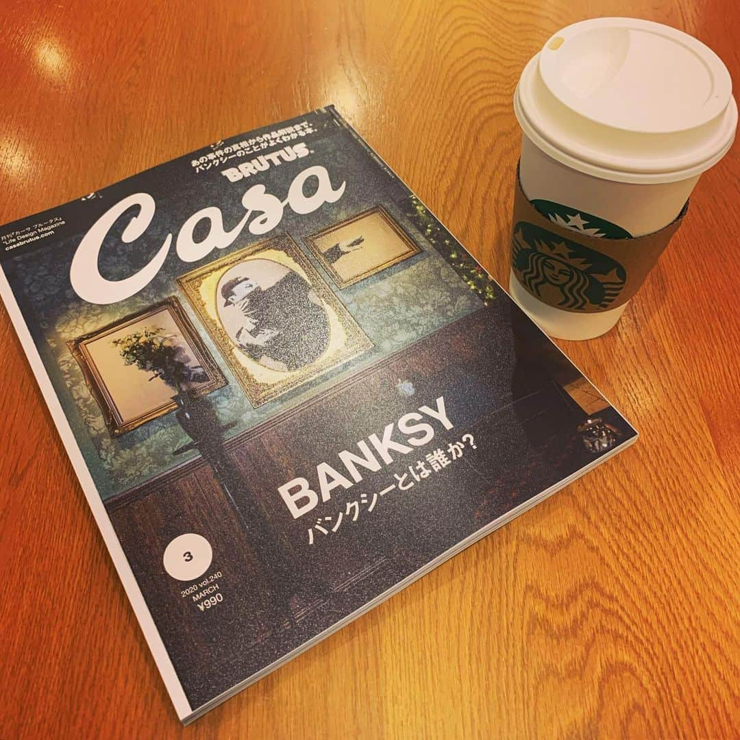 くろさんのインスタグラム写真 - (くろInstagram)「📚BOOK&CAFE☕️ #CasaBRUTUS #カーサブルータス #BANKSY #バンクシーとは誰か？  #あの事件の真相から作品解説までバンクシーのことがよくわかる本 #starbuckslatte #starbucks #starbuckscoffee #スタバ #スタバラテ #スターバックス #スターバックスラテ #スターバックスコーヒー #スターバックスコーヒーTSUTAYA新橋店」2月13日 7時37分 - m6bmw