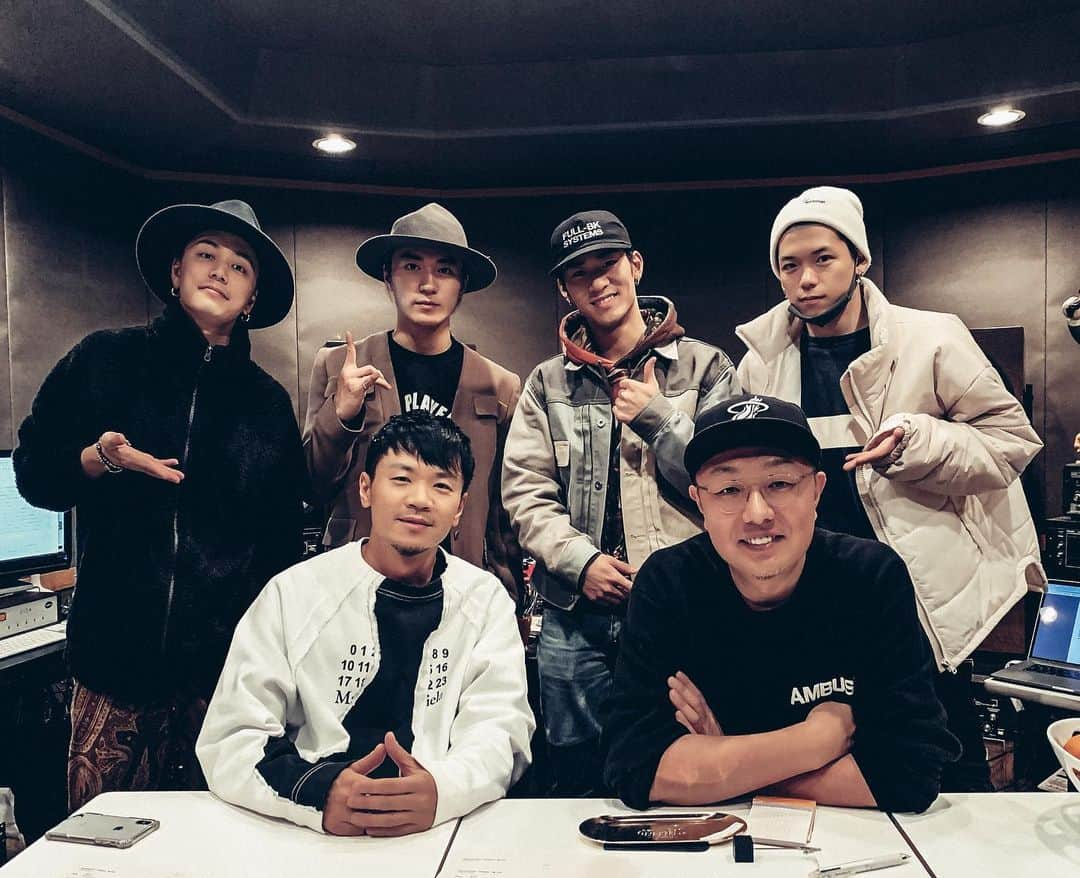 和田昌哉さんのインスタグラム写真 - (和田昌哉Instagram)「BALLISTIK BOYZ from EXILE TRIBE 2nd Single『ANTI-HERO’S』本日リリース！収録のSteangersの作詞とボーカルディレクションをしています。  写真はこの曲の完成時。4人の個性が歌にしっかり乗っていて最高の形で仕上がりました。  もうチェックした方がいたら感想を聞きたいです。  BALLISTIK BOYZ’s new single is out, and there included is a song called Strangers, which I co-wrote and directed the session of.  Their voices are unique and I loved working with them!  #ballistikboyz #ballistikboyzfromexiletribe #バリスティックボーイズ #日髙竜太 #加納嘉将 #深堀未来 #砂田将宏」2月12日 22時45分 - masayawada