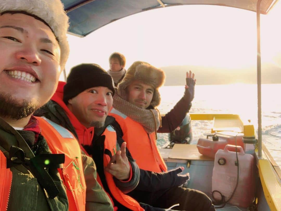 HIPPYのインスタグラム：「朝の6時に宮島口で待ち合わせ 朝日に向かい「今日はいい日になる」なんて言いながら 楽しいロケに超絶美味い広島の宝を堪能  また夜に合流して 飲んで歌って語って気づけば朝になりかけちゃって  本当にいい1日になった "かりゆし58"真悟くん直樹くん また広島にきんさいや！楽しい時間をありがとう  #かりゆし58 #オワリハジマリ  #前川真悟  #宮平直樹  #HIPPY #H♩LINE」