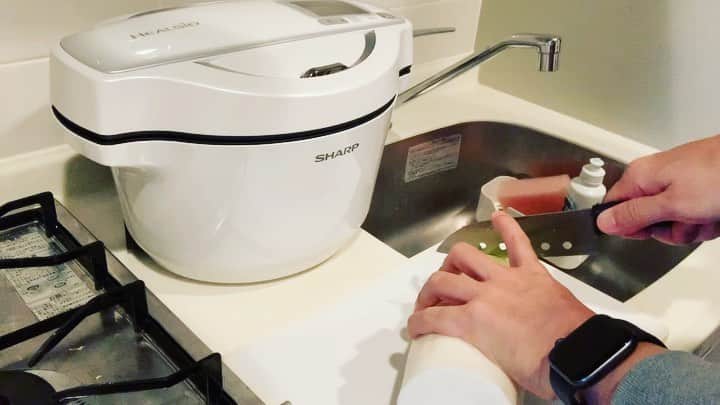 のインスタグラム：「ホットクックちゃんで、 大根とひき肉のなんかをつくりました。 途中一回呼ばれて、水溶き片栗粉を入れて再加熱という工程がありますが、あとはゴロゴロしながら天井みてたら出来上がっております。  #35歳 #独身 #芸人  #生活 #一人暮らし #哀愁  #SHARP #ホットクック　ちゃん」