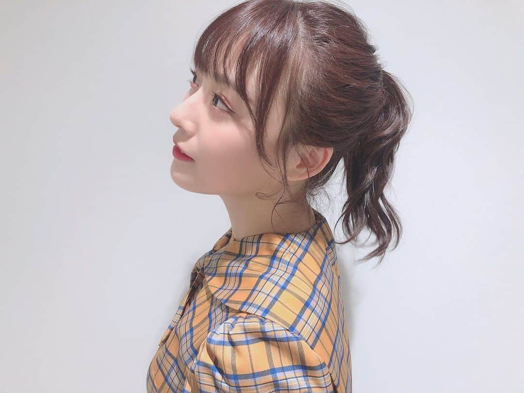 のインスタグラム：「ポニーテール どの高さが好きー？  メイクさんに聞かれた質問。 自分は何も考えず耳よりちょい高いくらいをよくしてるけれど、どうなんだろう？  #ponytail #hairstyle #today」