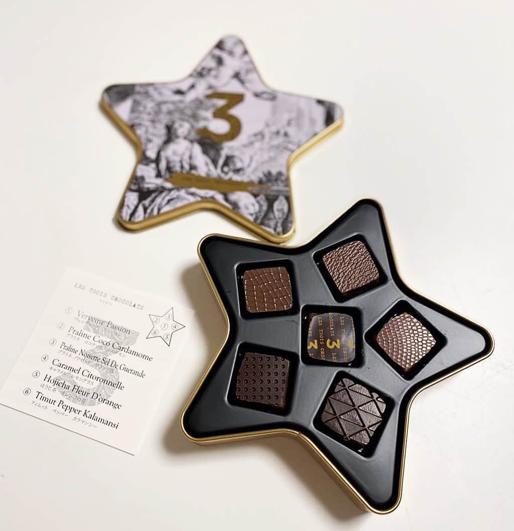 市川歩美さんのインスタグラム写真 - (市川歩美Instagram)「Les trois chocolats（レ トロワ ショコラ）のハーブやお花、フルーツをふんだんに使ったJ R名古屋タカシマヤ「アムール・デュ・ショコラ」限定チョコレートボックスです。うーーん❤️大好きなチョコレートばかりでした❤️😍😍 #chocolate#chocolatelover#ilovechocolate#cacao#チョコレート大好き#チョコレート好き＃レレトロワショコラ#佐野恵美子さん #lestroischocolats #アムールデュショコラ名古屋」2月12日 22時50分 - ayumichocolat