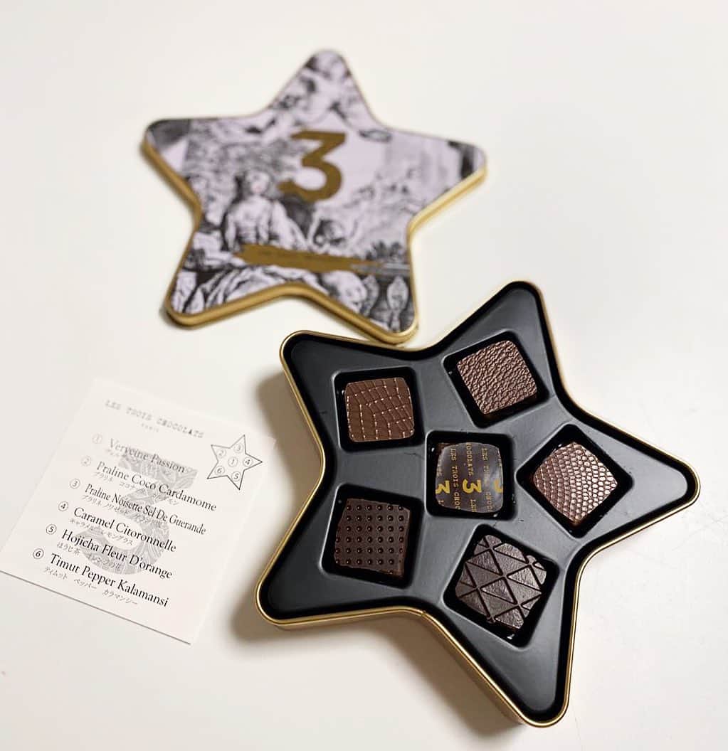 市川歩美のインスタグラム：「Les trois chocolats（レ トロワ ショコラ）のハーブやお花、フルーツをふんだんに使ったJ R名古屋タカシマヤ「アムール・デュ・ショコラ」限定チョコレートボックスです。うーーん❤️大好きなチョコレートばかりでした❤️😍😍 #chocolate#chocolatelover#ilovechocolate#cacao#チョコレート大好き#チョコレート好き＃レレトロワショコラ#佐野恵美子さん #lestroischocolats #アムールデュショコラ名古屋」