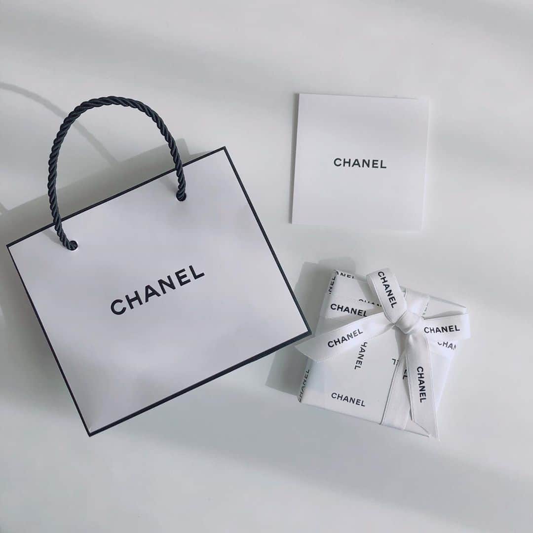 Mameのインスタグラム：「先週、大好きな先生とお食事へ😋 帰り際に”CHANELのミラーは女を上げるのよ”と、プレゼントを頂きました。とても素敵な女性の言葉は説得力がありすぎる✨ いつもより少しだけ自分を好きになれるお守りとして持ち歩こう💜 . #chanel #シャネル」