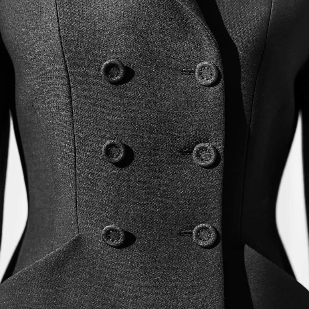 クリスチャンディオールさんのインスタグラム写真 - (クリスチャンディオールInstagram)「Illustrating the quintessence of the House's tailoring expertise, the #DiorBarJacket looks to have been molded on a woman's body. A reflection of Monsieur Dior's ultra-modern visionary style, now more than ever it transcends generations in @MariaGraziaChiuri's designs, reasserting its status as an eternal icon. From the first sketch to the finishing touches, take a closer look at the #DiorSavoirFaire behind this emblematic piece.⁠⠀ © @PolBaril⁠」2月12日 23時02分 - dior