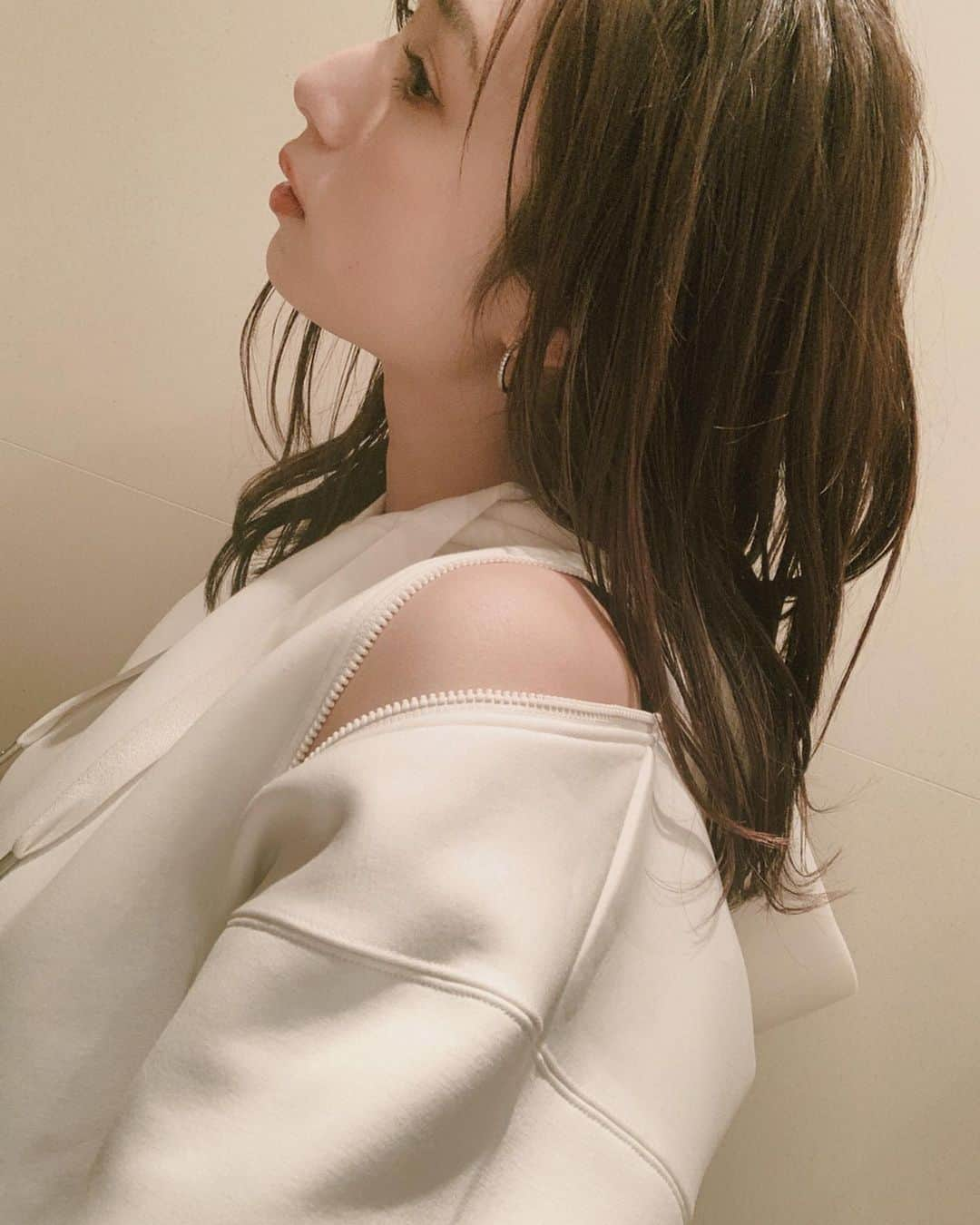 広瀬未花さんのインスタグラム写真 - (広瀬未花Instagram)「I had a long long day(> <) Tomorrow is finally here☆☆ ・ ・ と、いうわけで... 長い一日が終わり、明日はいよいよ...♡ 最近は、新しいことが複数同時進行中で、色々とっても楽しみです♪♪♪ 日々勉強しつつ、時間を大切に丁寧な仕事・暮らしを心がけていきたいところです。 小さな成功体験を積み重ねていくことは、とても大事なことだと思ってます☺︎ ・ 今日のtopsは、またまたyoga wearのブランド #NARGYのパーカー。 スウェット素材のショルダージップがお気に入り♡ ・ 重ねて合わせたMM⑥ @mm6maisonmargiela のキャミワンピはかなり重宝してるお気に入り。 夏は白タンクに合わせて着たりもしてる☺︎ ・ ・ ・ #alongday #outfit #mm6  #nargy #yogawear #fashion #style #myself」2月12日 22時59分 - micahirose