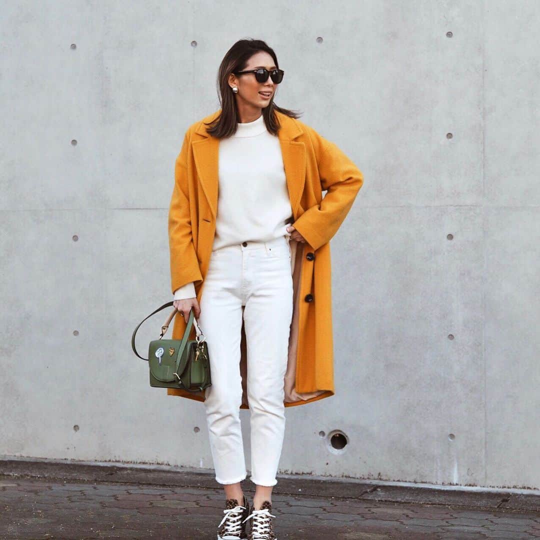 のインスタグラム：「* * この冬、All whiteにレオパード柄のスニーカーにハマっていた🐆 * * で、色は2色プラス💛💚 * * #fashion#coordinate#ootd#outfit#instafashion#fashiongram#fashionstyle#allwhite#whitedenim#coat#longcoat#sneakers#sneaker#converse#florist_zozotown#benetton#milaowen#ファッション#コーディネート#カジュアルコーデ#大人カジュアル#ロングコート#ヒョウ柄#レオパード柄#スニーカーコーデ#オールホワイト#ハイウエストデニム#カットオフデニム」