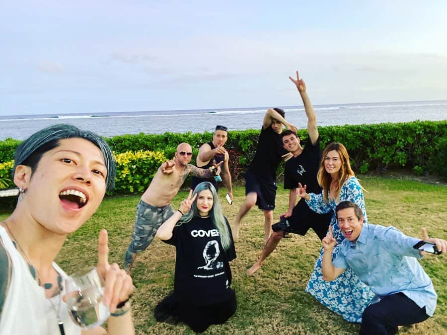 雅-MIYAVI-さんのインスタグラム写真 - (雅-MIYAVI-Instagram)「With the tour crew members by the ocean in Hawaii 🤙🏻🤙🏻🌴 Not only these guys, but also the great JP crew and all the local promoters and staff (Of course including cool venues we rocked🤘🏻) we were able to have a great time with a big progress on this tour. Thank you so so much. And you all, my fans, Co-Miyavis! You guys made this tour so fruitful and successful. Your voice and love gives us more motivation and makes us feel like we can do more. Really appreciate your support. Yes, we’ll do more. See you again very soon!!!!!! ✋🏻✋🏻😃 与巡演团队一起在夏威夷🌈ツアークルーと、ワールドツアー最終地のハワイにて！！彼らだけでなく、本国ジャパンクルー、そして、世界各国の現地プロモーター皆のおかげで走りきることができました。そして、何より来てくれたみんな、最高の景色と声援をありがとう🙏🏻🙏🏻みんなのパワーと声援が、「また、次もがんばろう」というモチベーションに繋がります。また春に日本、駆け巡ります！🎸🎸😁🔥 #NoSleepTillTokyo」2月12日 23時01分 - miyavi_ishihara