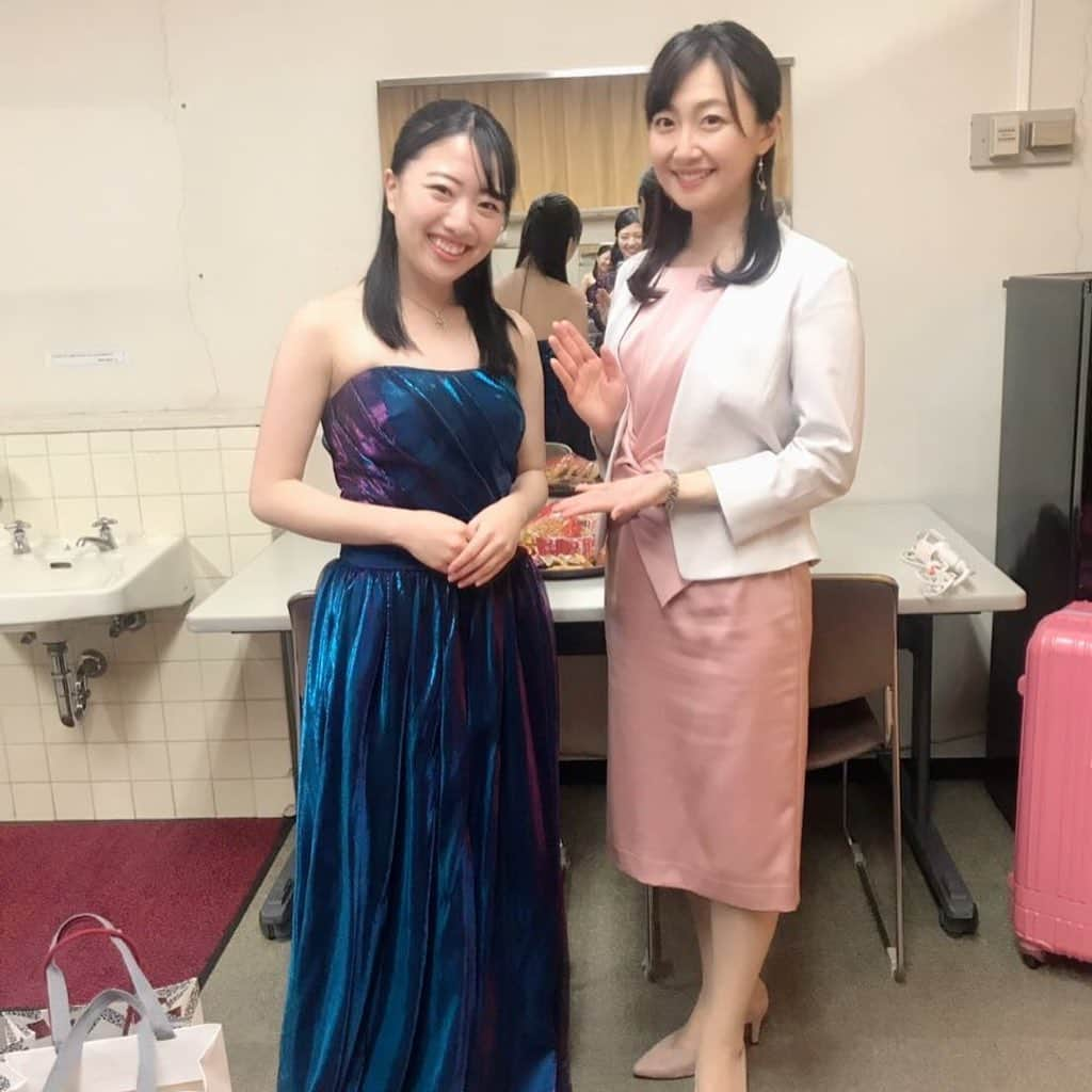 佐竹明咲美さんのインスタグラム写真 - (佐竹明咲美Instagram)「. 『「L'Impressionnisme. ～ドビュッシーをめぐる人々～ 」 東京音楽大学の学生たちと 小川典子によるフランス音楽』  無事終演いたしました🥰  今回大学の卒業生として 司会をさせていただきましたが うっとり聞き惚れる音楽を奏でる後輩たちが勢揃い！ もう皆さんプロなのですが、 今後のさらなる活躍が 楽しみになるような演奏会でした🎶  お話を伺うと、 それぞれにフランス音楽に対する深い解釈があり、 みなさんに共通する部分と、 個性あふれる部分が寄り添いながら 一体感のある演奏をされていたなと感じました😌 憧れのピアニスト、小川典子さんとも 同じ舞台に立ててとても光栄でした✨ 私も小川先生のように いろんな方に信頼され場を華やかにし、 慕われる女性になりたいです☺️ . . 集合写真は、小川先生の提案で それぞれの楽器をイメージしたポーズで📸！ 私はマイクです🎤  #小川典子　さん　 #近藤愛花　さん　#未来の音楽界を担う若手ピアニストです　 #実は同じ門下生 #カーテンコールでは目立たないようすみっこで拍手していたつもりが悪目立ち　 #楽屋弁当は大好きな崎陽軒でテンションあがりました #運営も学生が主体　#本当にお疲れ様でした #あぁ音楽っていいな」2月12日 23時04分 - asami_satake