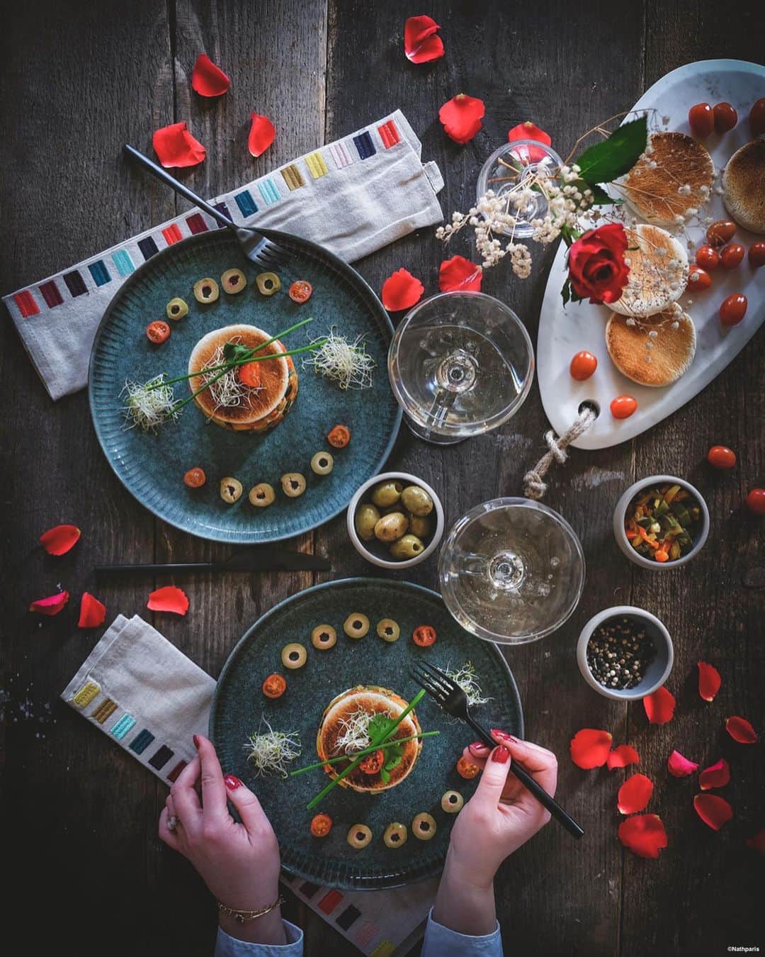 nathparisのインスタグラム：「CONCOURS VALENTINE’S DAY . Dans quelques jours c’est la fête des amoureux et quoi de mieux que d’organiser un dîner romantique à la maison. . Pour la Saint Valentin @habitat_france vous offre un bon d’achat de 100€ ! . Pour participer et gagner ce bon d’achat : 👉S’abonnez à @nathparis et à @habitat_france 👉Likez ce poste 👉Invitez votre moitié à participer . 👉Vous avez jusqu’au 16 février pour participer 😊 . Voici mon menu : -Croustillant de légumes de Provence -Écrasé de betterave, noix de st-Jacques rôties -Tartelette aux framboises  Et vous que faites-vous pour la Saint Valentin ?」