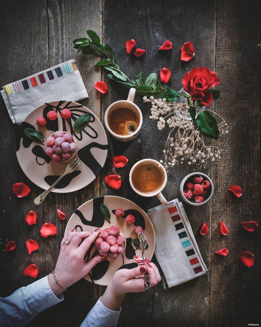 nathparisさんのインスタグラム写真 - (nathparisInstagram)「CONCOURS VALENTINE’S DAY . Dans quelques jours c’est la fête des amoureux et quoi de mieux que d’organiser un dîner romantique à la maison. . Pour la Saint Valentin @habitat_france vous offre un bon d’achat de 100€ ! . Pour participer et gagner ce bon d’achat : 👉S’abonnez à @nathparis et à @habitat_france 👉Likez ce poste 👉Invitez votre moitié à participer . 👉Vous avez jusqu’au 16 février pour participer 😊 . Voici mon menu : -Croustillant de légumes de Provence -Écrasé de betterave, noix de st-Jacques rôties -Tartelette aux framboises  Et vous que faites-vous pour la Saint Valentin ?」2月12日 23時04分 - nathparis