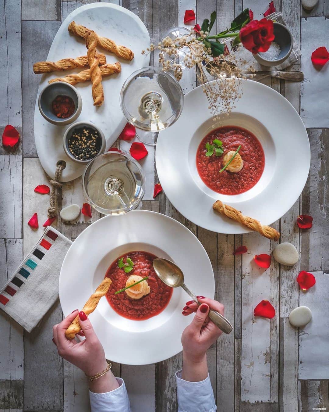 nathparisさんのインスタグラム写真 - (nathparisInstagram)「CONCOURS VALENTINE’S DAY . Dans quelques jours c’est la fête des amoureux et quoi de mieux que d’organiser un dîner romantique à la maison. . Pour la Saint Valentin @habitat_france vous offre un bon d’achat de 100€ ! . Pour participer et gagner ce bon d’achat : 👉S’abonnez à @nathparis et à @habitat_france 👉Likez ce poste 👉Invitez votre moitié à participer . 👉Vous avez jusqu’au 16 février pour participer 😊 . Voici mon menu : -Croustillant de légumes de Provence -Écrasé de betterave, noix de st-Jacques rôties -Tartelette aux framboises  Et vous que faites-vous pour la Saint Valentin ?」2月12日 23時04分 - nathparis