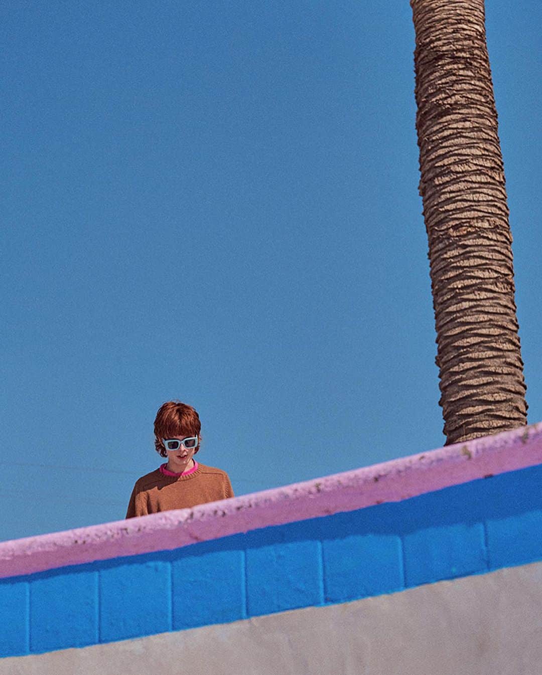 コモノさんのインスタグラム写真 - (コモノInstagram)「Get inspired by the concrete waves of L.A. pools 🌴⁠⠀⁠⁠⠀ .⁠⠀⁠⠀ .⁠⠀⁠⠀ #ss20 #ss2020collection #sunglasses #sunglassesfashion #pinkmotel #pooldesign #colorpool #pinkaesthetic #blueaesthetic #motel #summercollection #sunglasses2020 #2020collection #lightblue #bluesunglasses #burbank #burbankcalifornia #motelcalifornia #californiaadventure #palmtrees #concretepool #emptypools #emptypool #sunbath #bluesky #skyblue #komono⁠⠀⁠⠀ ⁠」2月12日 23時07分 - komono