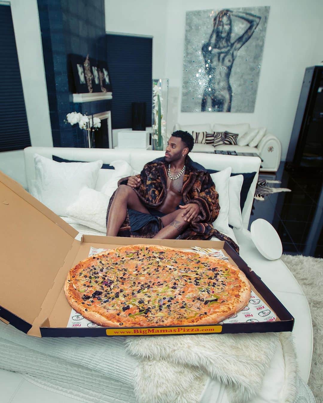 ジェイソン・デルーロのインスタグラム：「Is this a good Valentine’s Date idea? Big ass Pizza and movies at my house」