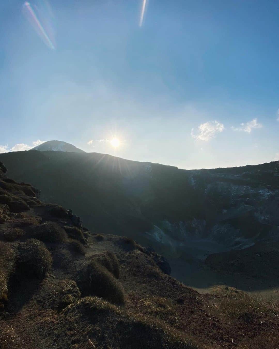 平アスカさんのインスタグラム写真 - (平アスカInstagram)「【トレッキングの素晴らしさと恐ろしさ】 宮崎県と鹿児島県の県境に位置する霧島連山の名峰『高千穂峰』に登ってきました。標高は1,574m。 天孫降臨の山で建国神話の地という伝説があり、山頂には霧島東神社の社宝「天の逆鉾」が祀られている霊峰です。  早起きして晴天の中、「天の逆鉾」をみようとみんなで険しい斜面を登ったのですが、ハプニングが発生したの😭 内容は次に投稿するね。  斜面が急すぎて怖すぎて無心で登った先にみえたのがこの景色。。😭🌄 太陽のエネルギーをすごく近く、大きなパワーを全身で感じた。 #霧島山　#たかちほのみね #高千穂峰　#登山　#天孫降臨  #高千穂 #鹿児島　#宮崎　#都城市　#小林市　#workout #トレッキング」2月12日 23時14分 - asucataira