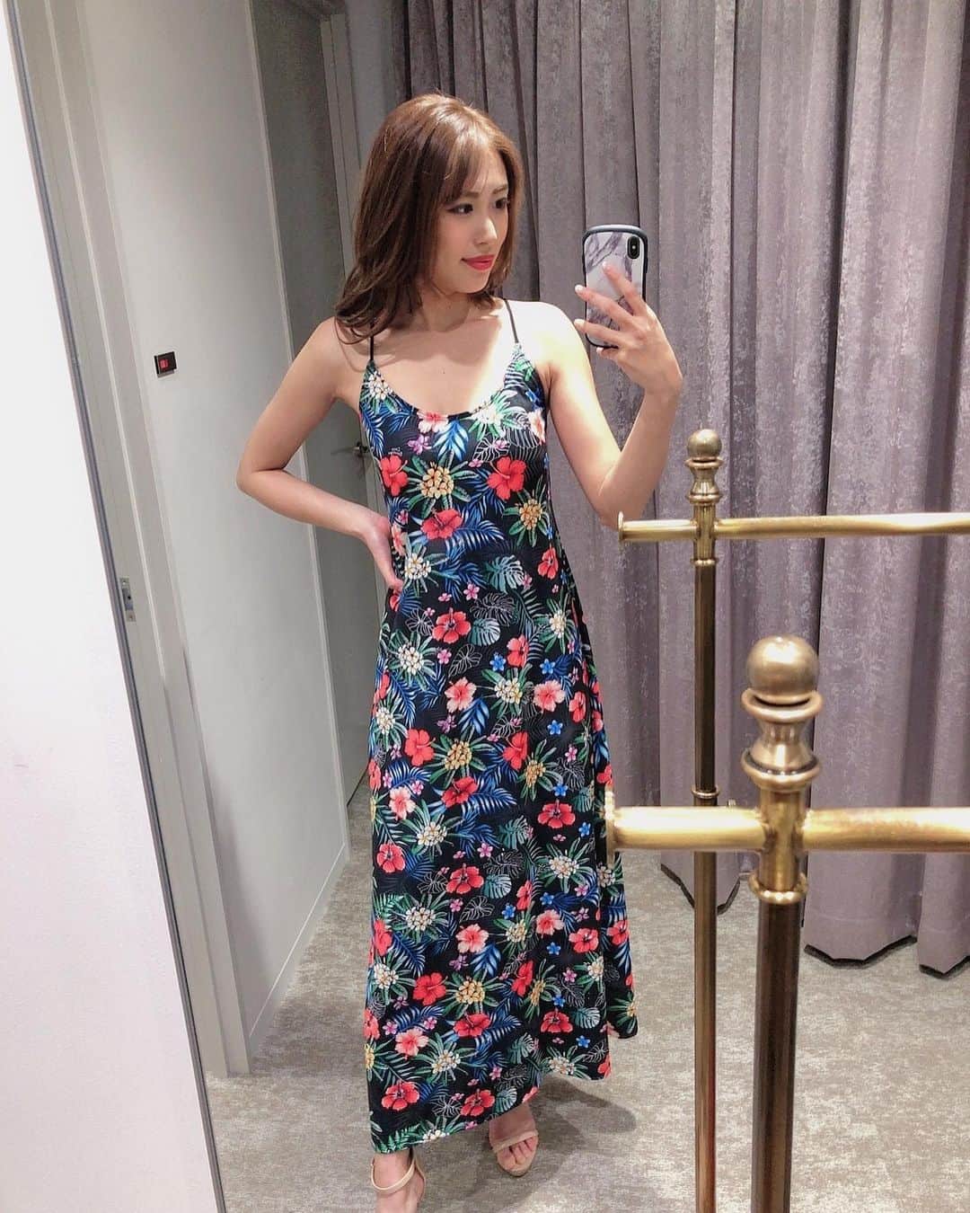 澤井玲未のインスタグラム：「昨日ファッションショーにて @locoboutique  のドレスワンピースを着させてもらいました👗 このままお水にも入れるしUV98%カットの素材だからリゾートウェアとしても優秀🌺 #locoboutique  #madeinhawaii #fashionshow#showmodel#fashionmodel#japanesemodel#swimwear#resortwear#hibiscus🌺」