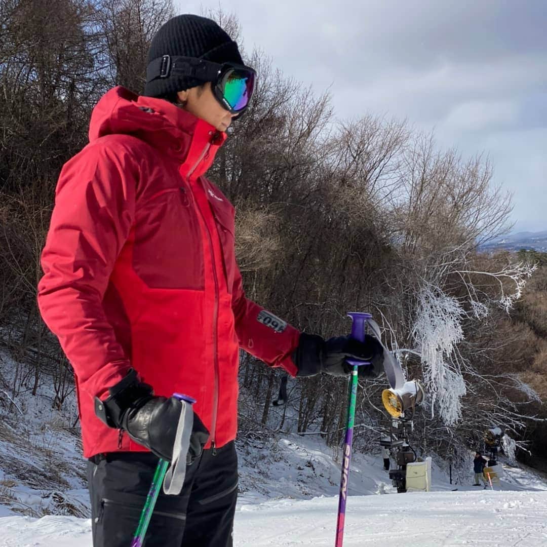 中野信治のインスタグラム：「軽井沢にて束の間の冬休み❄️ 冬のスポーツが似合わない私ですが🤣🤣 大好きな温泉に美味しい食事で最高の息抜きになりました。  急遽参加となった小林くんはスキー上級者だった🎿  私はと言えば。。 来年こそは❗」