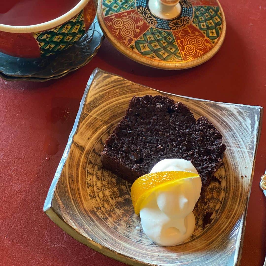 藤島妃呂子さんのインスタグラム写真 - (藤島妃呂子Instagram)「日本に帰ってきたら絶対に行きたいと思っていた料理教室に。  今回は2回目、テーマは「豆腐百珍」お豆腐のクラスでした。  かなえ先生 @hagiwarakanae は想像していた以上に素敵な先生でその料理の詳しい歴史なども教えてくださいます。身近にある食材を使うので思っているより、難しくないし、美味しくできます。  お豆腐大好きなので嬉しい！  高野豆腐やおからは普段使うことがなかったのでとても勉強になりました。  おからのガトーショコラ、最高に美味しい😋グルテンフリーだし！  最近はおからを使ったレシピや食品も増えていますが、おからはお豆腐屋さんが業者に代金を支払って破棄しなければならないくらい産業廃棄物になっているらしく、栄養価も高いのでなるべく使えるようになろうと思いました。お豆腐屋さんにいけば、もらえるらしいよ、聞いてみよう。  高野豆腐は日本古来のスーパーフードだし、まだ食べ方がいまいちわからないけど、身体にいい食材がたくさんありますね〜。 お豆腐のみそ漬けはスモークチーズみたいな味だし、熊本の郷土料理とは知らなかった。。 まだまだ知らない事だらけ。 とりあえず、復習しよ〜  #料理教室 #和食 #washoku #豆腐料理  #豆腐百珍 とは1782年に出版の料理本 #tofu #おから #okara #soypulp #glutenfree  #miso #okarachocolatecake」2月12日 23時33分 - hirokofujishima