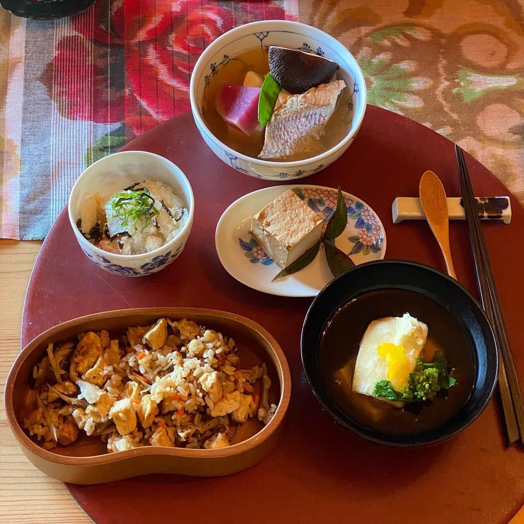 藤島妃呂子のインスタグラム：「日本に帰ってきたら絶対に行きたいと思っていた料理教室に。  今回は2回目、テーマは「豆腐百珍」お豆腐のクラスでした。  かなえ先生 @hagiwarakanae は想像していた以上に素敵な先生でその料理の詳しい歴史なども教えてくださいます。身近にある食材を使うので思っているより、難しくないし、美味しくできます。  お豆腐大好きなので嬉しい！  高野豆腐やおからは普段使うことがなかったのでとても勉強になりました。  おからのガトーショコラ、最高に美味しい😋グルテンフリーだし！  最近はおからを使ったレシピや食品も増えていますが、おからはお豆腐屋さんが業者に代金を支払って破棄しなければならないくらい産業廃棄物になっているらしく、栄養価も高いのでなるべく使えるようになろうと思いました。お豆腐屋さんにいけば、もらえるらしいよ、聞いてみよう。  高野豆腐は日本古来のスーパーフードだし、まだ食べ方がいまいちわからないけど、身体にいい食材がたくさんありますね〜。 お豆腐のみそ漬けはスモークチーズみたいな味だし、熊本の郷土料理とは知らなかった。。 まだまだ知らない事だらけ。 とりあえず、復習しよ〜  #料理教室 #和食 #washoku #豆腐料理  #豆腐百珍 とは1782年に出版の料理本 #tofu #おから #okara #soypulp #glutenfree  #miso #okarachocolatecake」