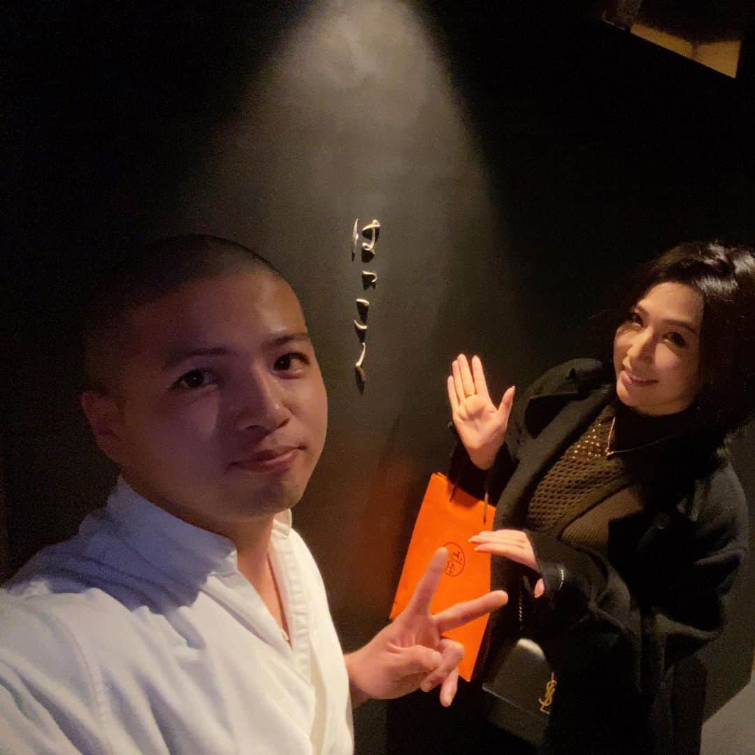 佐山愛のインスタグラム：「❤︎ ・ はっこく @hakkoku.jp で お腹いっぱい食べてきーた🍣 ・ 全部で30貫出てくるけど ひとつひとつがちっちゃいから ぺろりでした😋 ・ あー、幸せ❤️ ・ プロフィール欄見ると、 寿司より先に"DJ"を推してくる 矢澤くんと帰りパシャリ📸笑 ・ ごちそうさまでした✨ ・ ・ #寿司 #sushi #はっこく #hakkoku」
