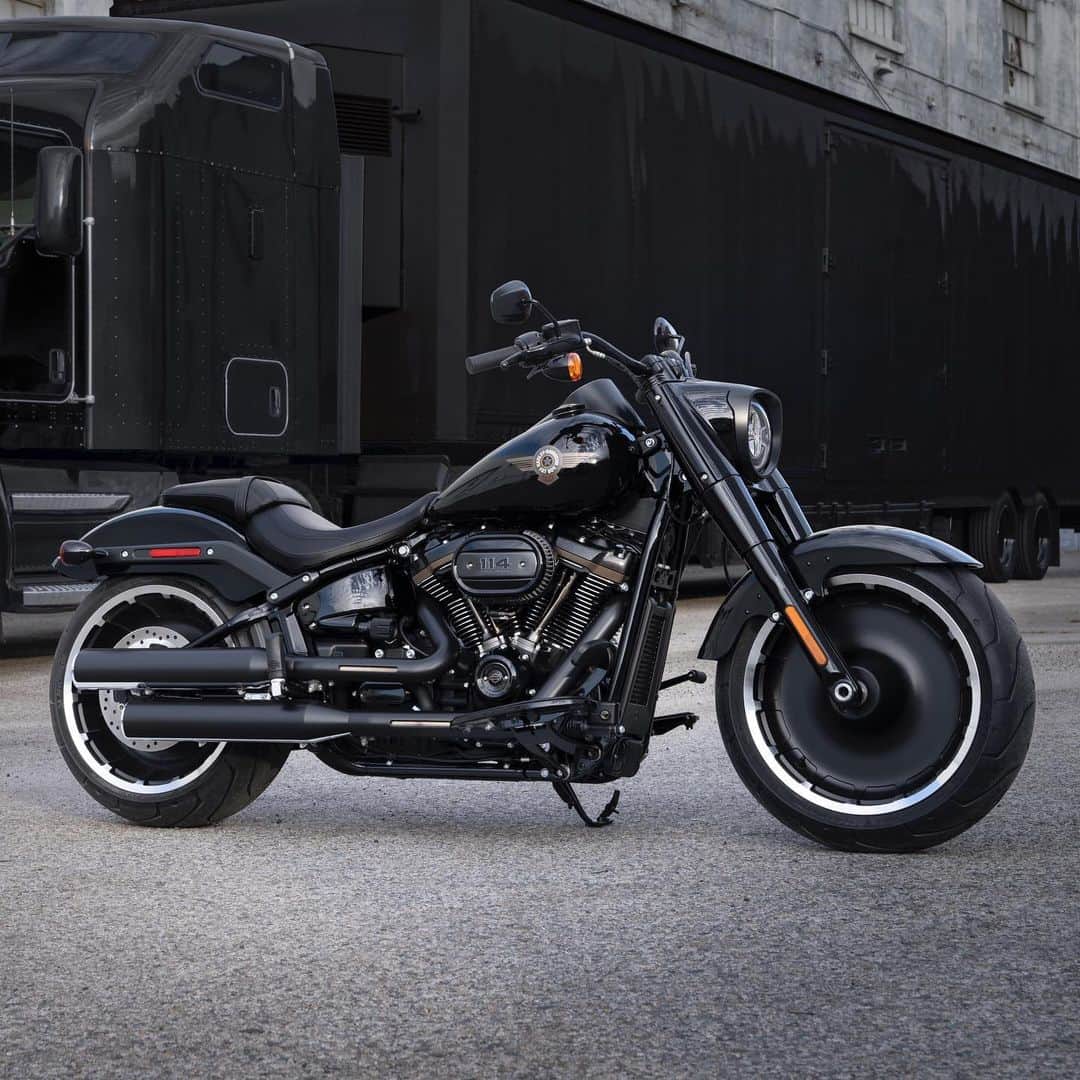 HYPEBEASTさんのインスタグラム写真 - (HYPEBEASTInstagram)「#hypeAF: @harleydavidson is celebrating 30 years of the Fat Boy with a limited edition blacked-out model. The beefy softail motorcycle features a large Milwaukee-Eight 114 big twin-engine, updated LED lighting, matte-black 2-into-2 staggered exhaust and a full black paint job with bronze accents. The bike is limited to 2,500 examples, with each on going for $21,949 USD. ⁠⠀ Photo: Harley-Davidson」2月12日 23時33分 - hypebeast