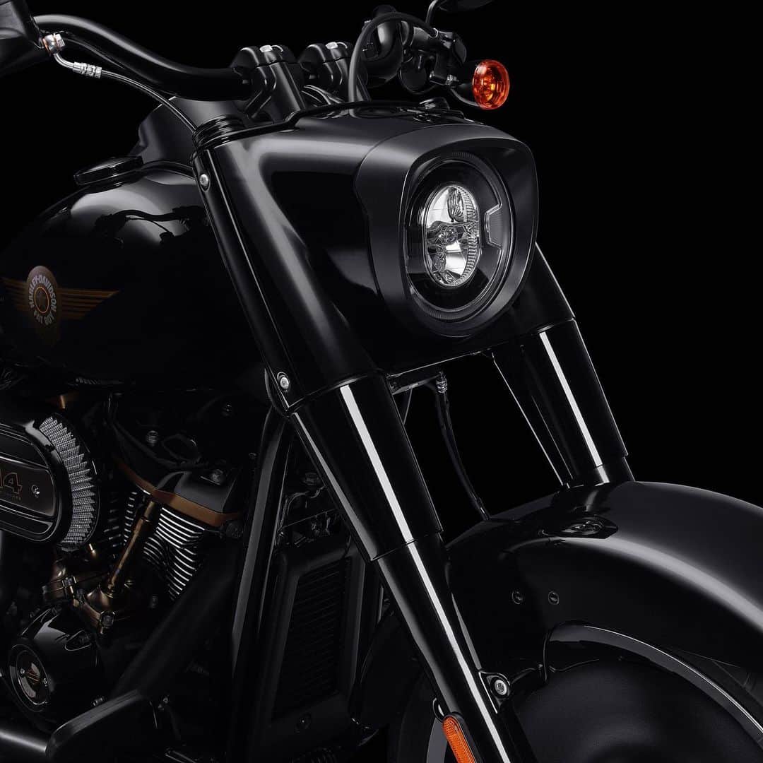 HYPEBEASTさんのインスタグラム写真 - (HYPEBEASTInstagram)「#hypeAF: @harleydavidson is celebrating 30 years of the Fat Boy with a limited edition blacked-out model. The beefy softail motorcycle features a large Milwaukee-Eight 114 big twin-engine, updated LED lighting, matte-black 2-into-2 staggered exhaust and a full black paint job with bronze accents. The bike is limited to 2,500 examples, with each on going for $21,949 USD. ⁠⠀ Photo: Harley-Davidson」2月12日 23時33分 - hypebeast