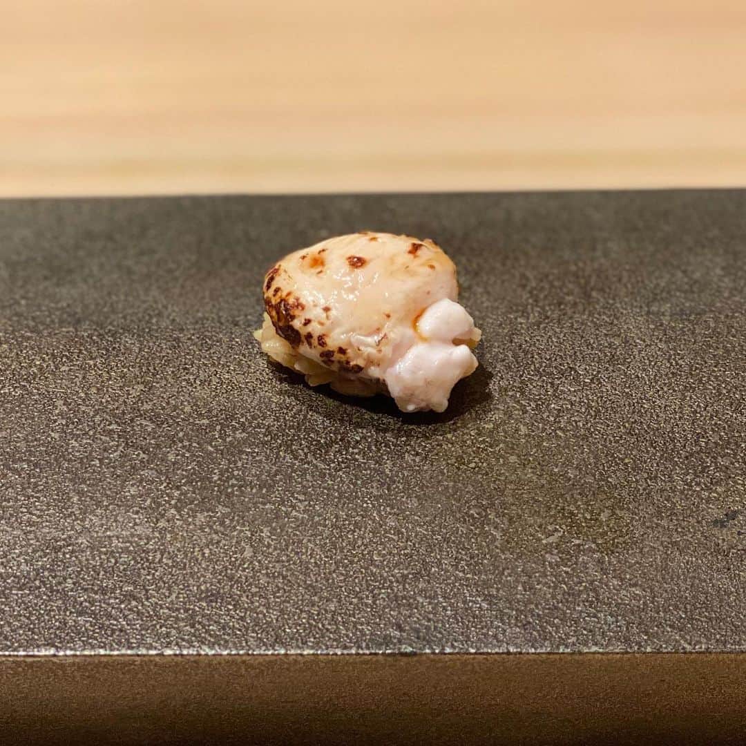 佐山愛さんのインスタグラム写真 - (佐山愛Instagram)「❤︎ ・ はっこく @hakkoku.jp で お腹いっぱい食べてきーた🍣 ・ 全部で30貫出てくるけど ひとつひとつがちっちゃいから ぺろりでした😋 ・ あー、幸せ❤️ ・ プロフィール欄見ると、 寿司より先に"DJ"を推してくる 矢澤くんと帰りパシャリ📸笑 ・ ごちそうさまでした✨ ・ ・ #寿司 #sushi #はっこく #hakkoku」2月12日 23時33分 - ai_sayama0108
