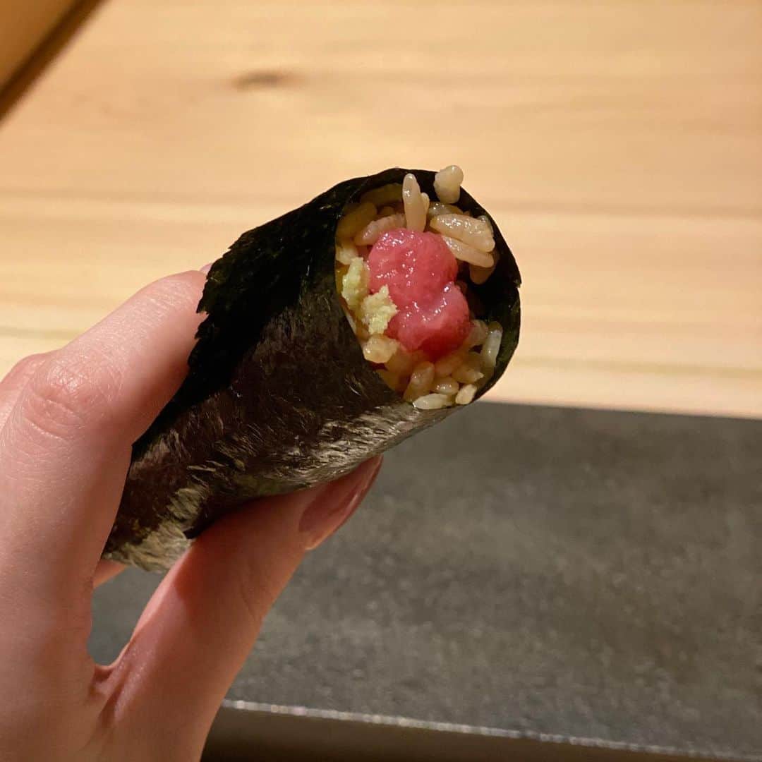 佐山愛さんのインスタグラム写真 - (佐山愛Instagram)「❤︎ ・ はっこく @hakkoku.jp で お腹いっぱい食べてきーた🍣 ・ 全部で30貫出てくるけど ひとつひとつがちっちゃいから ぺろりでした😋 ・ あー、幸せ❤️ ・ プロフィール欄見ると、 寿司より先に"DJ"を推してくる 矢澤くんと帰りパシャリ📸笑 ・ ごちそうさまでした✨ ・ ・ #寿司 #sushi #はっこく #hakkoku」2月12日 23時33分 - ai_sayama0108