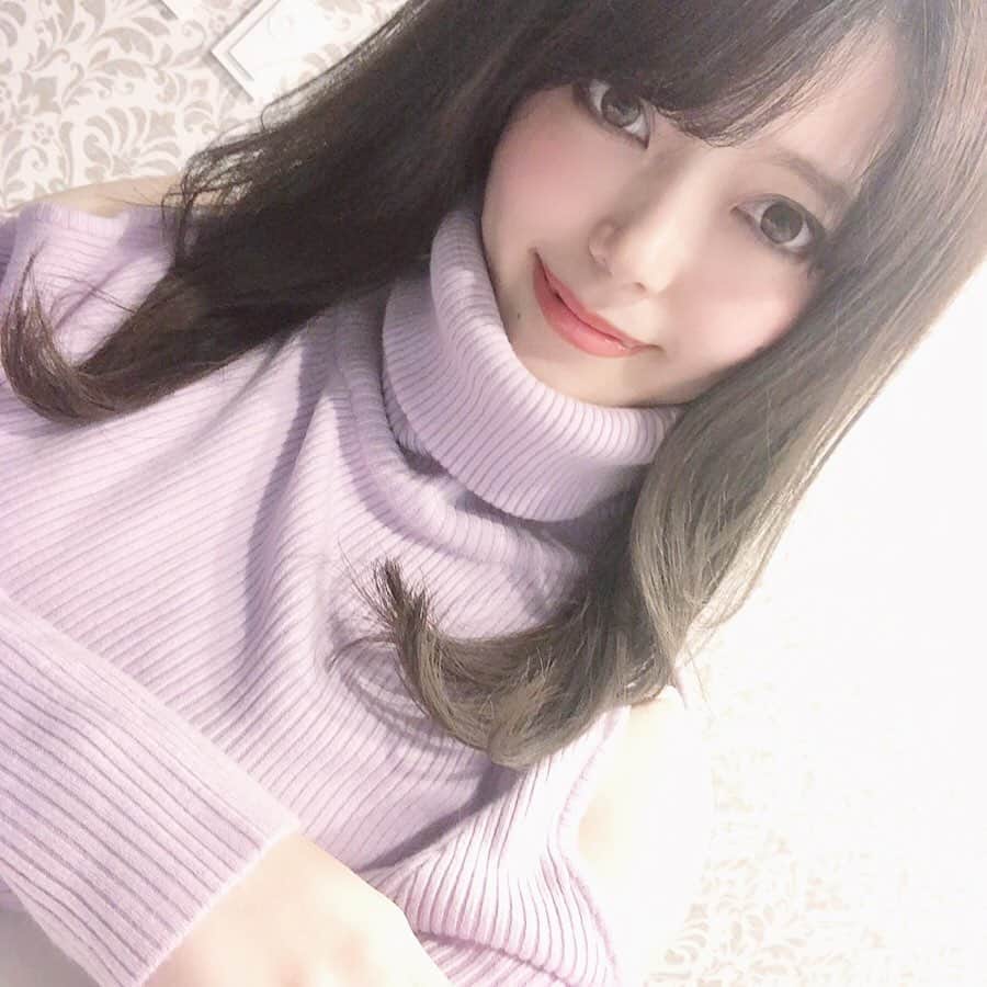 のインスタグラム：「夏に向けて新小岩駅の @ms_beauty_salon で﻿ 全身脱毛をしてきたよ❤﻿ ﻿ sパーツ1000円からでできて都度払いも可能だから気になるところだけ通えるのがありがたい😭﻿ ﻿ ﻿ 脱毛だけじゃなくてまつげパーマやネイル、ハイパーナイフもあって、全部リーズナブルだったよ😳❤﻿ ﻿ サロンさんも綺麗でオススメー🥰﻿ ﻿わたしのインスタみたで10パーセントオフになるからよかったら使ってね😍  #新小岩 #エムズビューティーサロン #脱毛 #最新全身脱毛 #pr #コラボベース #脱毛サロン #オフショル #タートルニット #ニット #紫コーデ #まつ毛パーマ #新小岩 #新小岩サロン #インスタみたで #新小岩美容 #クーポン情報」
