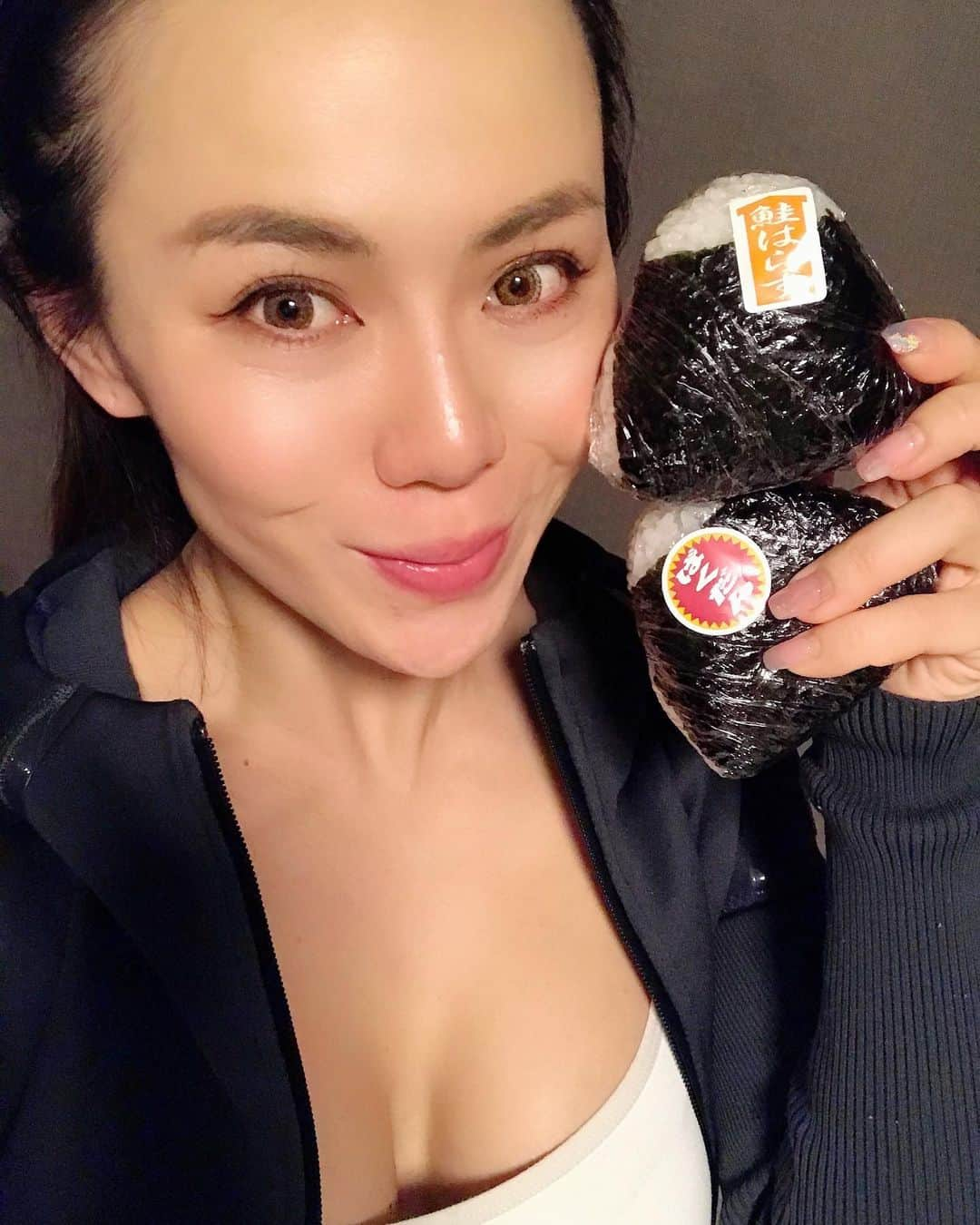 倉地美晴さんのインスタグラム写真 - (倉地美晴Instagram)「・ ・ 自分を信じて諦めないことは、 夢を叶える為に一番大切なこと。  @exergirls_offcial のメディアお披露目会後にもらったおにぎり🍙美味しかった😂✨🔥 #onigiri #fitness #gym #healthyfood #food #exg」2月12日 23時47分 - miharu_kurachi